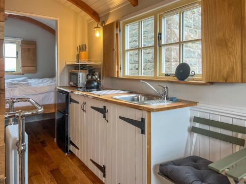 A szálláshely kívülről, Shepherds Hut at Maes Uldale stunning fell views and next door to popular cafe for sweet treats in Torpenhow