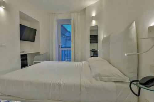 Economy Double Room image 3