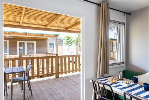 ISA-Village with swimming-pool in Montalto Marina just 100 meters from the beach, mobile homes with air conditioning and private outdoor area