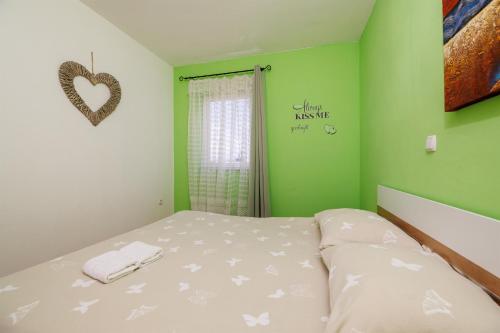 One-Bedroom Apartment image 10