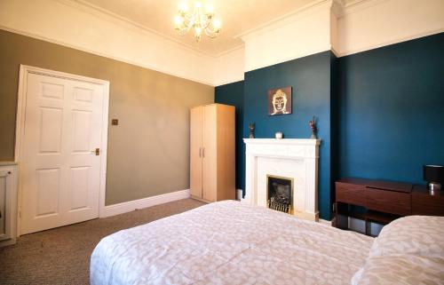 Large Bungalow - Sleeps 8 - 3 Large Beds - Plus Sofa Bed - Off Street Parking - Very Large Enclosed Gardens - Fast Wifi, Birmingham (fotografie 2)