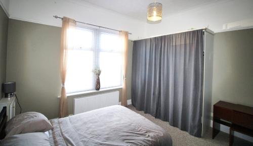Large Bungalow - Sleeps 8 - 3 Large Beds - Plus Sofa Bed - Off Street Parking - Very Large Enclosed Gardens - Fast Wifi, Birmingham (fotografie 10)