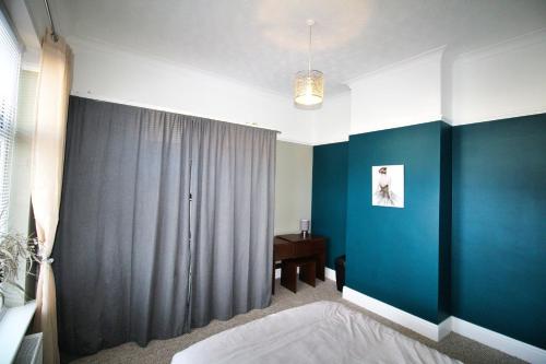 Large Bungalow - Sleeps 8 - 3 Large Beds - Plus Sofa Bed - Off Street Parking - Very Large Enclosed Gardens - Fast Wifi, Birmingham (fotografie 6)