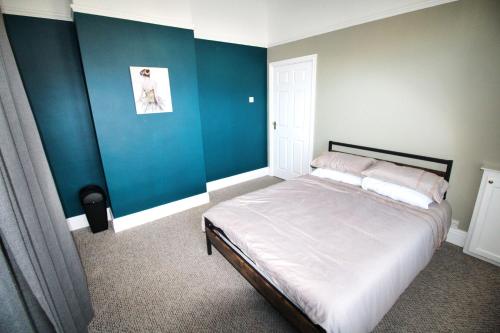 Large Bungalow - Sleeps 8 - 3 Large Beds - Plus Sofa Bed - Off Street Parking - Very Large Enclosed Gardens - Fast Wifi, Birmingham (fotografie 8)