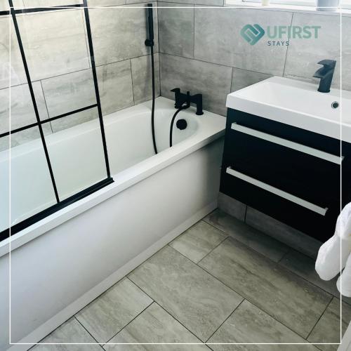 淋浴間, Bright 4BR Home - National Museum, Highfields Park, Uni & City Centre - Sleeps 8 in 老貝斯福德