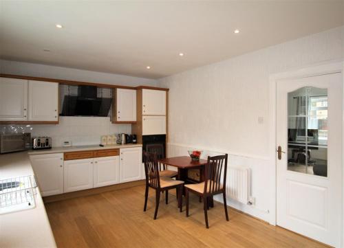 Whitley Bay House Sleeps 6 with Garden in Seaton Delaval