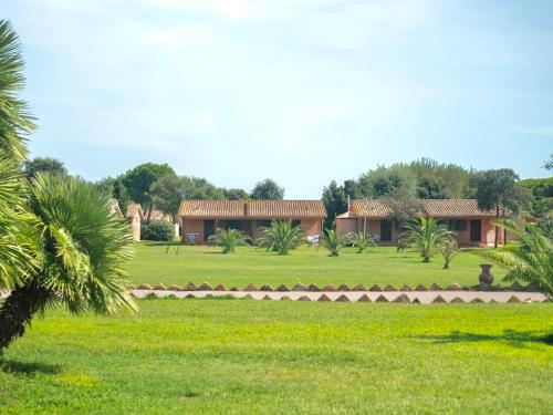 ISA-Village with swimming-pool and private equipped beach in Montalto Marina