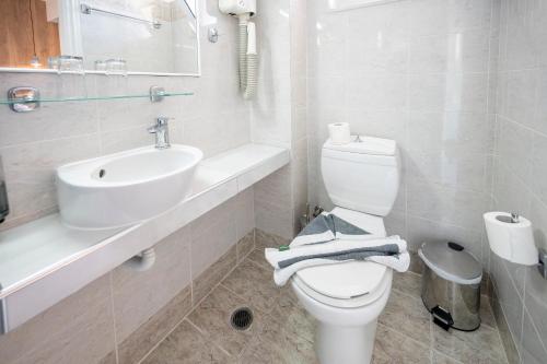Renovated Double room with extra bed image 7