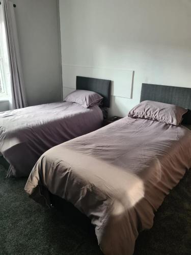 2 twin beds