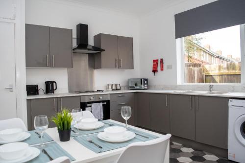 Contractor and Relocation Haven Sleeps 10 with Parking and Superfast WiFi