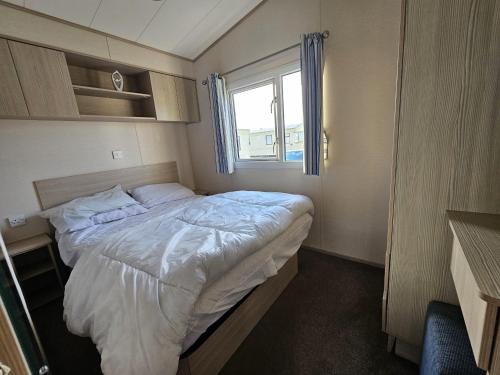 Caravan Leanne Sleeps 6 with Parking, Rhyl