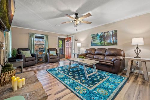 Hilltop Escape Serene Cabin Dog-friendly near Gatlinburg in Sevierville, USA