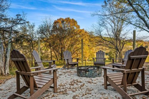 Hilltop Escape Serene Cabin Dog-friendly near Gatlinburg in Sevierville, USA