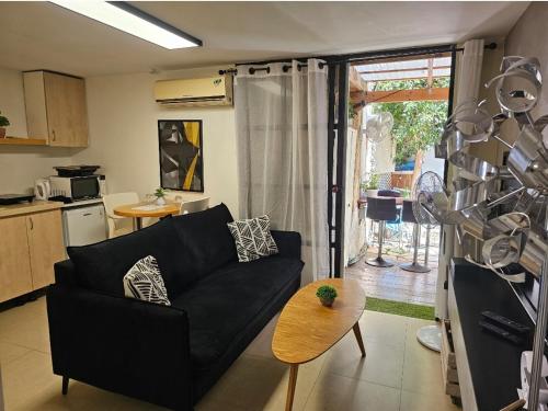 יחידת דיור (חדר וחצי) - גינה פרטית, חנייה חופשית ! in Herzliya City Center