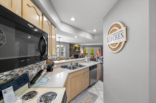 Treetop Bungalow Relaxing 2BR, Near Dollywood in Pigeon Forge, USA