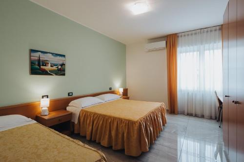 1 double bed, 1 twin bed