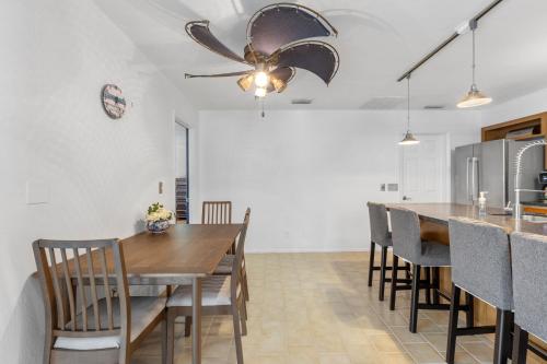 Konyha, Relaxing Coastal Comfort - Heated Pool in Historic Bayview