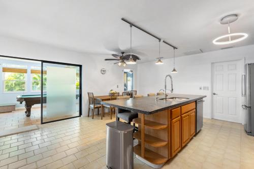 Konyha, Relaxing Coastal Comfort - Heated Pool in Historic Bayview