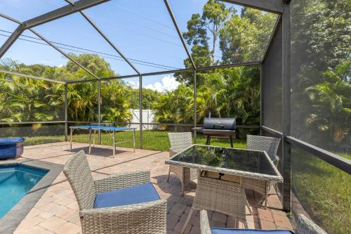 Úszómedence, Relaxing Coastal Comfort - Heated Pool in Historic Bayview