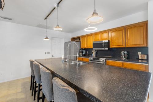 Konyha, Relaxing Coastal Comfort - Heated Pool in Historic Bayview