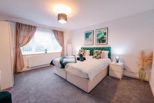7 Beds - Spacious Apartment - Free Parking