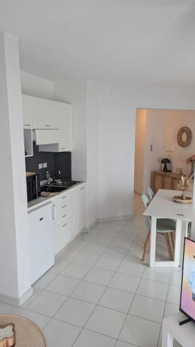 T2 ouvert à 5 min des plages, au calme, avec balcon et garage T2 ouvert à 5 min des plages, au calme, avec balcon et garage