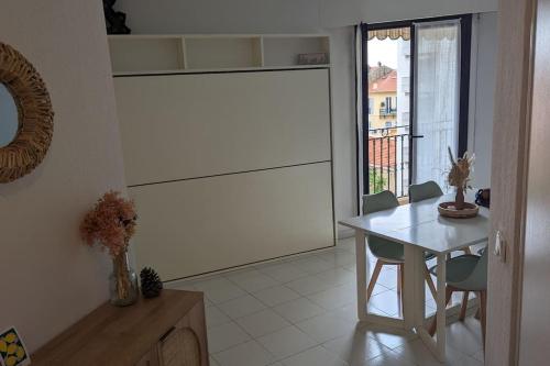 T2 ouvert à 5 min des plages, au calme, avec balcon et garage T2 ouvert à 5 min des plages, au calme, avec balcon et garage