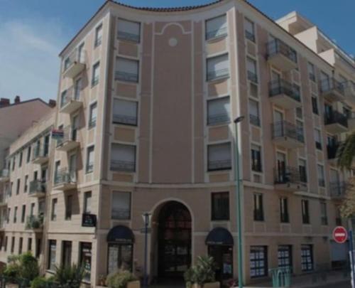 T2 ouvert à 5 min des plages, au calme, avec balcon et garage T2 ouvert à 5 min des plages, au calme, avec balcon et garage