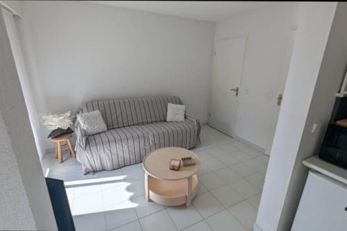 T2 ouvert à 5 min des plages, au calme, avec balcon et garage T2 ouvert à 5 min des plages, au calme, avec balcon et garage