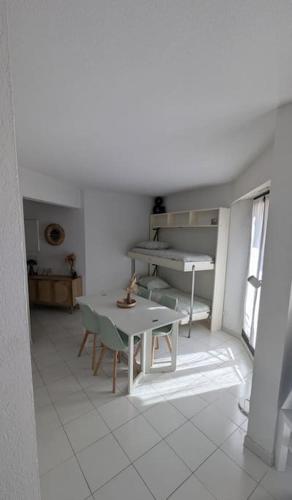 T2 ouvert à 5 min des plages, au calme, avec balcon et garage T2 ouvert à 5 min des plages, au calme, avec balcon et garage