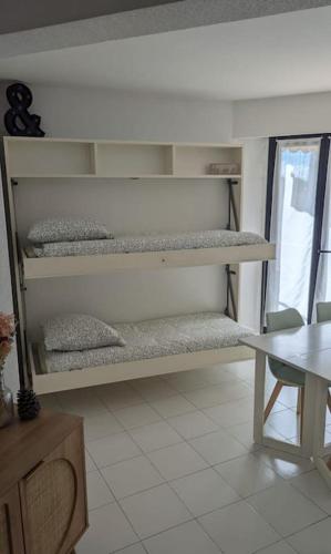 T2 ouvert à 5 min des plages, au calme, avec balcon et garage T2 ouvert à 5 min des plages, au calme, avec balcon et garage