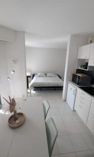 T2 ouvert à 5 min des plages, au calme, avec balcon et garage T2 ouvert à 5 min des plages, au calme, avec balcon et garage