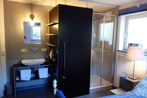 Vannas istaba, Chiemgau-ROOM, helles Souterrain, eigene Terrasse in Riedering