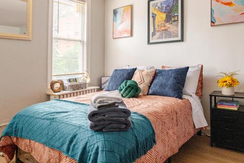 Bright & Cozy 2 Bedroom, 1 Bath, 2 Miles from White House in Washington, USA