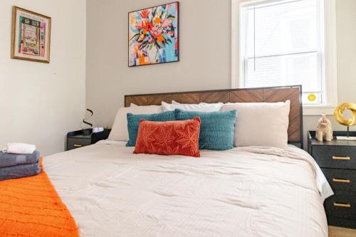 Bright & Cozy 2 Bedroom, 1 Bath, 2 Miles from White House in Washington, USA