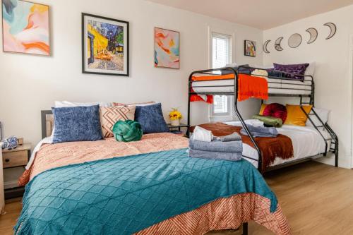 Bright & Cozy 2 Bedroom, 1 Bath, 2 Miles from White House in Washington, USA