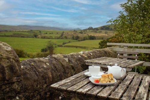 A szálláshely kívülről, Shepherds Hut at Maes Uldale stunning fell views and next door to popular cafe for sweet treats in Torpenhow