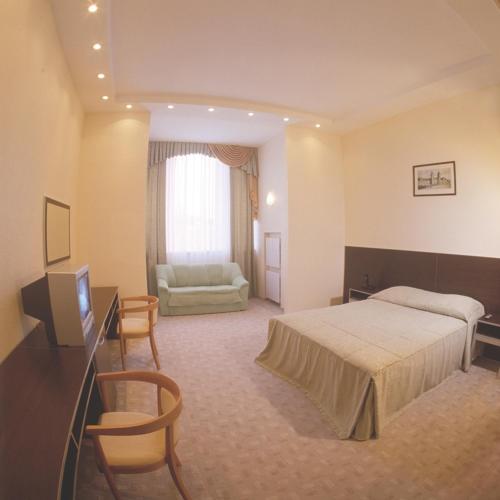 Astoria Hotel - image 2