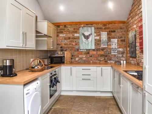 Granary cottage with HOT TUB - Tap to explore photos