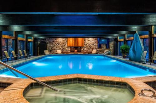 . Spacious Condo with Pool Pass!