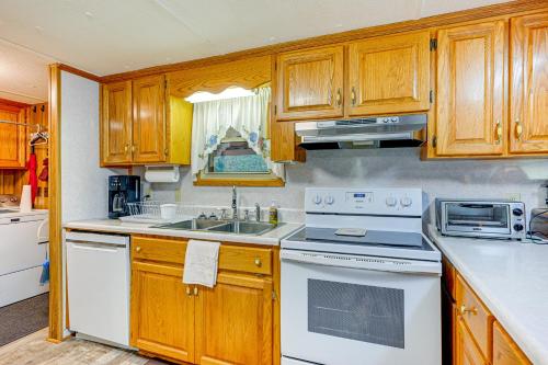 Creek Access and Spacious Yard Quiet Sylva Home! Creek Access and Spacious Yard Quiet Sylva Home!