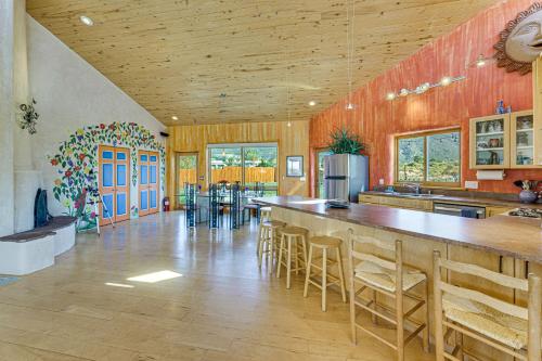 10 Mi to Taos Ski Valley Mtn-View Duplex with Deck! in Arroyo Seco, USA