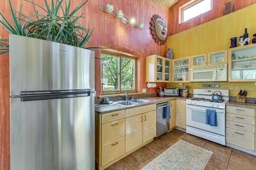 10 Mi to Taos Ski Valley Mtn-View Duplex with Deck! in Arroyo Seco, USA