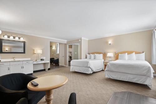 1 queen bed, 2 double beds