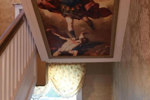 Chateau Connellsville Medieval Royal Chamber in Connellsville, USA