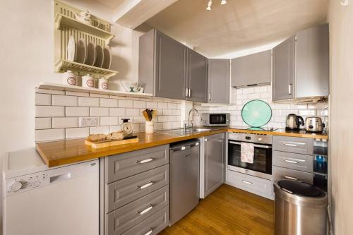 Spacious, Light-Filled 2 Bedroom Apartment, Londýn (fotografie 3)