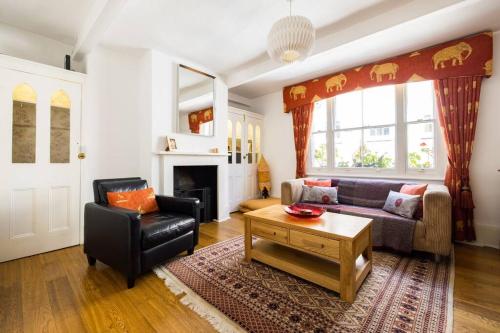 Spacious, Light-Filled 2 Bedroom Apartment gîte à louer The Clarendon