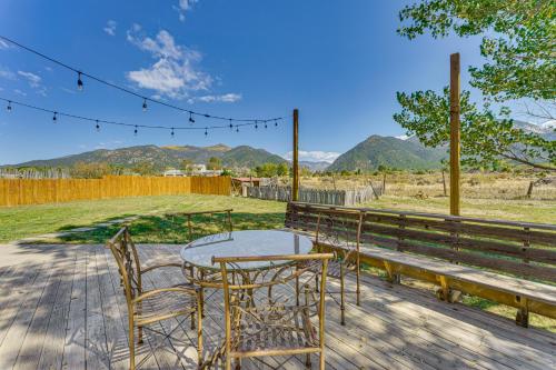 10 Mi to Taos Ski Valley Mtn-View Duplex with Deck! in Arroyo Seco, USA