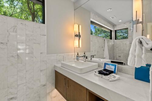 Lakeside Couples Retreat with Hot Tub in Malakoff, USA