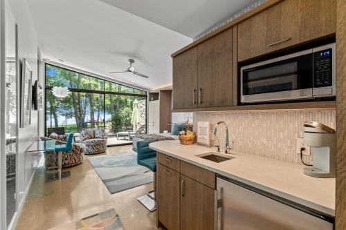 Lakeside Couples Retreat with Hot Tub in Malakoff, USA